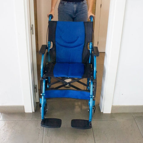 Fauteuil roulant pliant en aluminium avec freins sur les poignées, couleur bleue