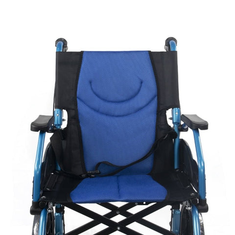 Fauteuil roulant pliant en aluminium avec freins sur les poignées, couleur bleue